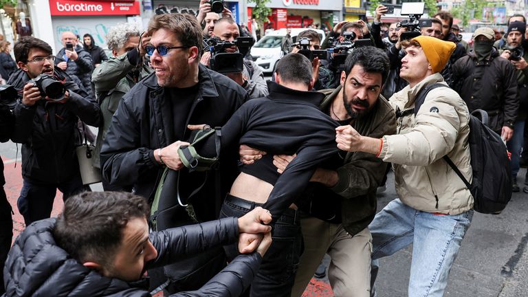 Membros de polícia acolchoados, já que as pessoas tentam impedir a restrição e na minha jornada 1 de maio de 2025. Reuter Bektas