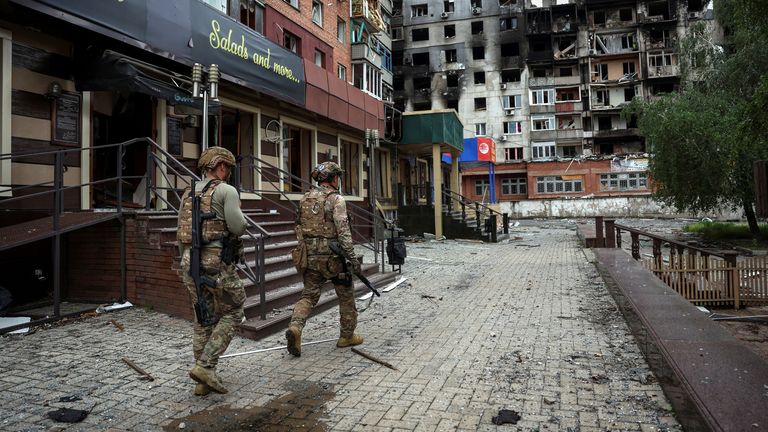 Ukraynalı polis memurlarının Beyaz Melek Birimi üyeleri, cephe kasabalarından ve köylerden insanları tahliye eden, Rusya'nın Donetsk bölgesindeki Pokrovsk kasabasında Rusya'nın Ukrovsk kasabasında, Reuters/Anatolii Stepanov'a yönelik bir bölgeyi kontrol eden, sakinler için bir bölgeyi kontrol ettiren