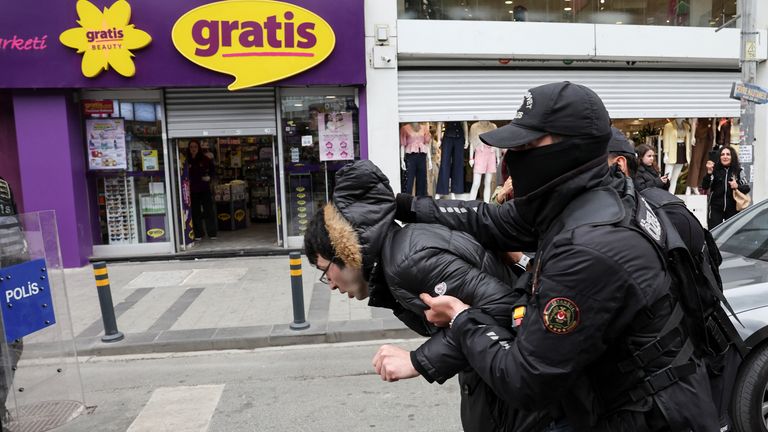 Os membros da polícia têm um sinal, já que as pessoas tentam impedir a restrição e um tanque pode comemorar meu dia a Istambul. Imagem: Reuters