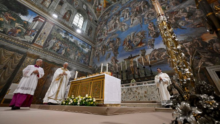 Yeni seçilen Papa Leo XIV (soldan ikinci), seçilmesinin ardından Sistine Şapeli'nde ayini kutluyor. Resim: Vatikan/AP