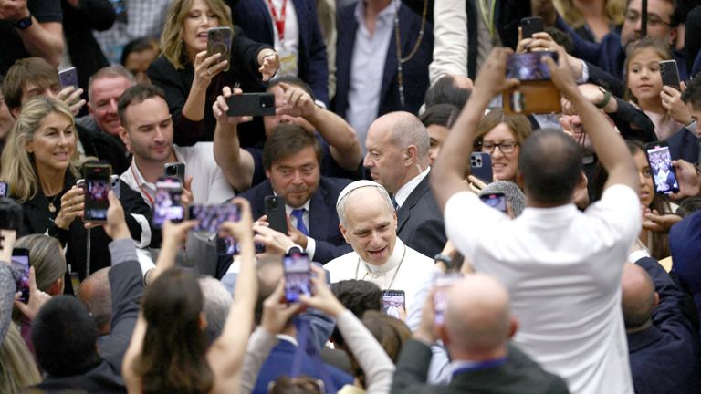 Papa Leo XIV, 12 Mayıs 2025'te Vatikan'daki Paul VI Salonu'nda medya temsilcileriyle bir izleyicinin sonunda insanlarla konuşuyor. Reuters/Guglielmo mangiapane