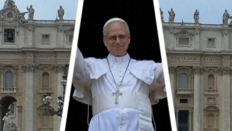 Papa Leo, ilk Pazar mesajını St Peter's Meydanı'ndaki sadıklara sunuyor