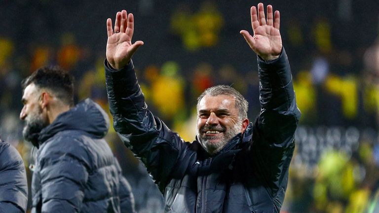 Tottenham teknik direktörü Ange Postecoglou, BOD arasındaki Europa Ligi yarı futbol maçından sonra hayranları selamlıyor ../ GLIMT ve Tottenham Hotspur, 8 Mayıs 2025 Perşembe Aspmyra Stadyumu, Bodo, Norveç. (Mats Torbergsen/NTB AP aracılığıyla Torbergsen/NTB)