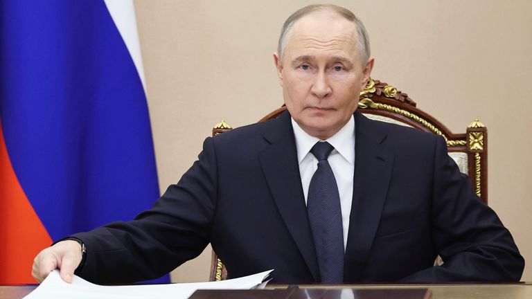 Rusya Cumhurbaşkanı Vladimir Putin, 14 Mayıs 2025 Çarşamba, Moskova, Rusya'da İstanbul'da yakında çıkacak olan Rusya-Ukrayna görüşmeleri hakkında bir toplantıya katılıyor. (Alexander Kazakov, Sputnik, Kremlin havuz fotoğrafı AP aracılığıyla)