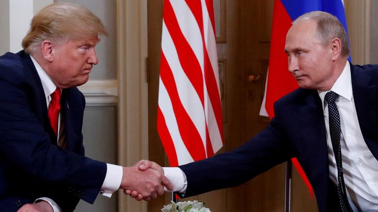 FOTO D'ARCHIVIO: Il presidente degli Stati Uniti Donald Trump e il presidente russo Vladimir Putin si stringono la mano durante l'incontro a Helsinki, Finlandia, il 16 luglio 2018. REUTERS/Kevin Lamarque/Foto d'archivio