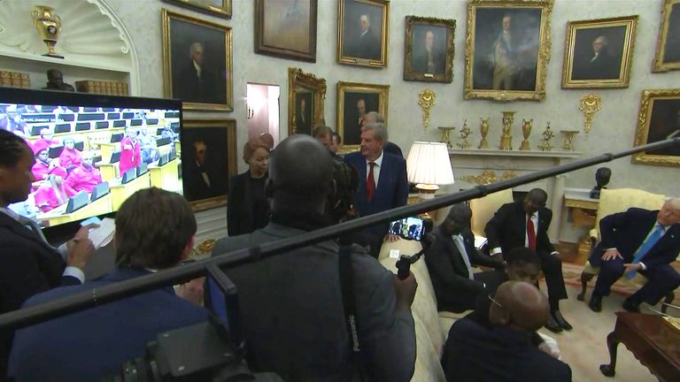 Ramaphosa, Trump ve toplanan basın, videoları Oval Ofis'te büyük bir ekranda izlerken 