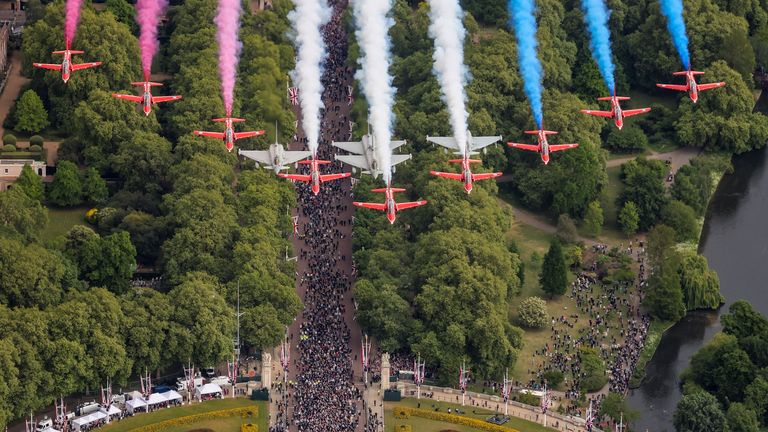 The Royal Air Force team flies past the Buckingham Palace as part of the armed forces and veterans' parade commemorating the 80th anniversary of Victory in Europe (VE) Day in London, Britain, May 5, 2025. AS1 Amelia Turnbull RAF/UK MOD/Handout via REUTERS THIS IMAGE HAS BEEN SUPPLIED BY A THIRD PARTY. MANDATORY CREDIT. NO RESALES. NO ARCHIVES
