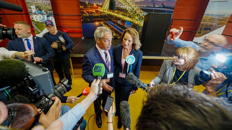 La candidata de Reform UK, Sarah Pochin, y Nigel Farage hablan con los medios a su llegada, antes del resultado de las elecciones parciales de Runcorn y Helsby, al estadio DCBL Halton de Widnes, Cheshire. Fecha de la foto: viernes 2 de mayo de 2025. Foto de PA. Véase la noticia de PA sobre POLÍTICA y Elecciones. Crédito de la foto: Peter Byrne/PA Wire