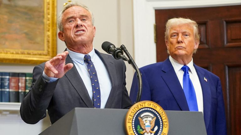 Sekretarz zdrowia USA z prezydentem Donaldem Trumpem. Fot: Reuters