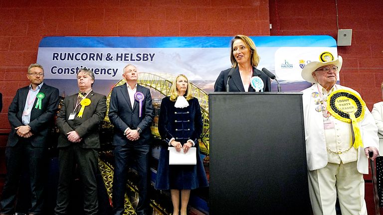 Sarah Pochin pronuncia un discurso tras ganar su escaño en las elecciones parciales de Runcorn y Helsby. Foto: PA
