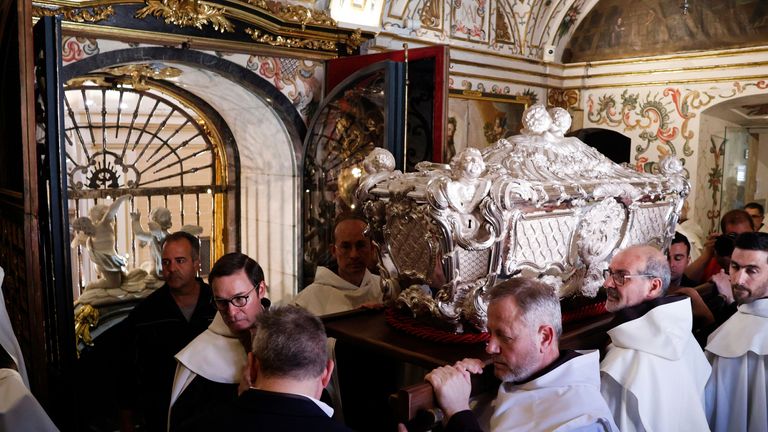 Alayda Dini Taşıma .. Vila, İspanyol Saint, Mystic ve 16. yüzyıl dini reformcu Saint Teresa kalıntılarını içeren gümüş tabut, Alba de Tormes, Salamanca, Kuzeybatı İspanya, 2025.