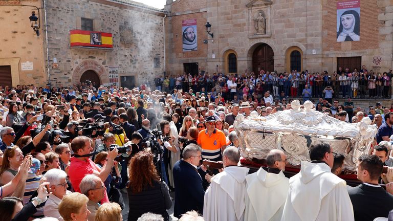 Alayda Dini Taşıma .. Vila, İspanyol Saint, Mystic ve 16. yüzyıl dini reformcu Saint Teresa kalıntılarını içeren gümüş tabut, Alba de Tormes, Salamanca, Kuzeybatı İspanya, 2025.