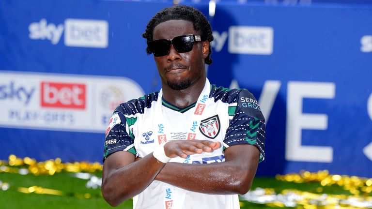 El tirador de Sunderland, Eliezer Mayenda, celebra con un trofeo. Imagen: PA