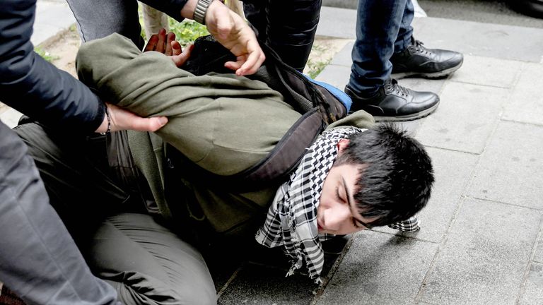 A polícia remove o escritor, já que as pessoas tentam prevenir a prevenção e caminhar em 1, para a Turquia em 1 de maio de 2025. Reuter Bektas