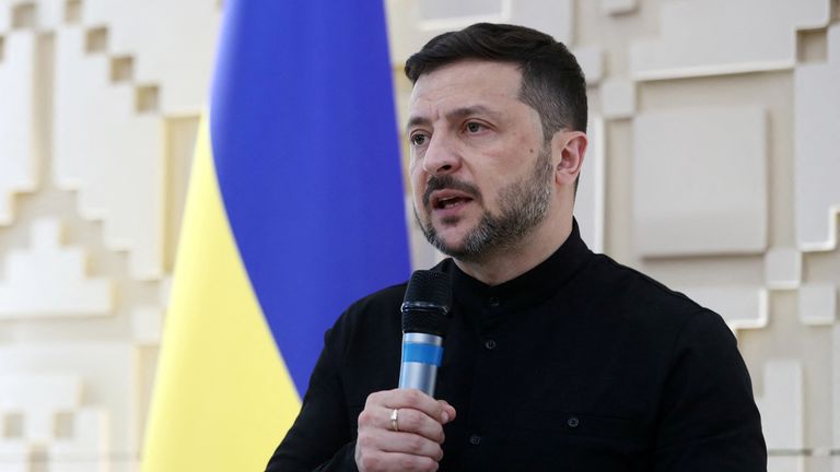 Ukrayna Cumhurbaşkanı Volodymyr Zelenskyy, Türkiye'nin Ankara'daki Ukrayna Büyükelçiliği'ndeki basın toplantısında konuşuyor.  Pic: retuers