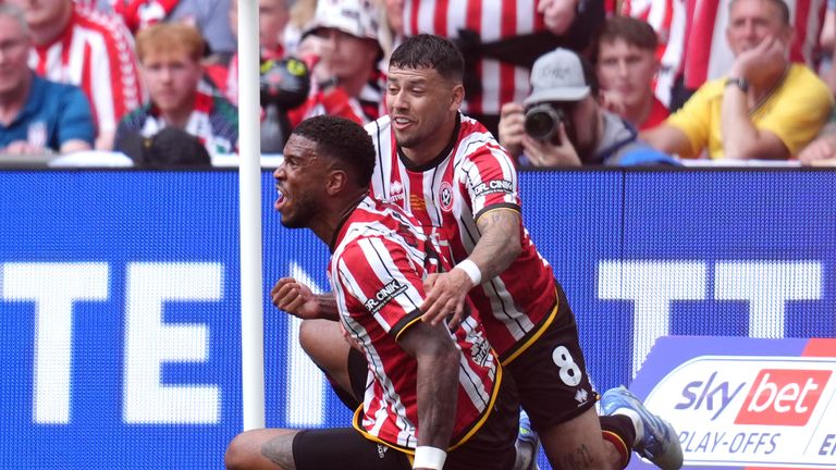 Tyreth Campbell (centro) de Sheffield United celebró su primer gol en Wembley. Imagen: PA