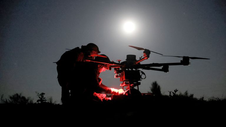 24. Mekanize Kral Danylo Tugayı'nın askerleri, cephe kasabası Chasiv Yar'ın yakınında bir Kazhan ağır savaş dronu hazırlar.  Pic: 24. Kral Danylo Ayrı Tugay/Reuters