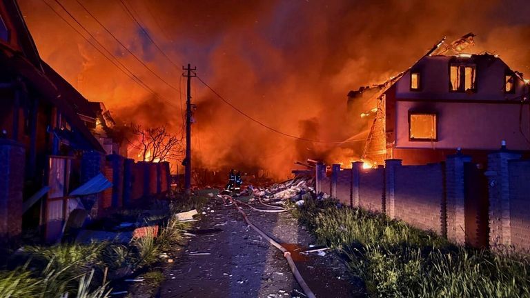 İtfaiyeciler, Ukrayna, Kiev bölgesindeki bir Rus saldırısının ardından bir yangın söndürmek için çalışıyor. PIC: AP aracılığıyla Ukrayna acil servis servisi