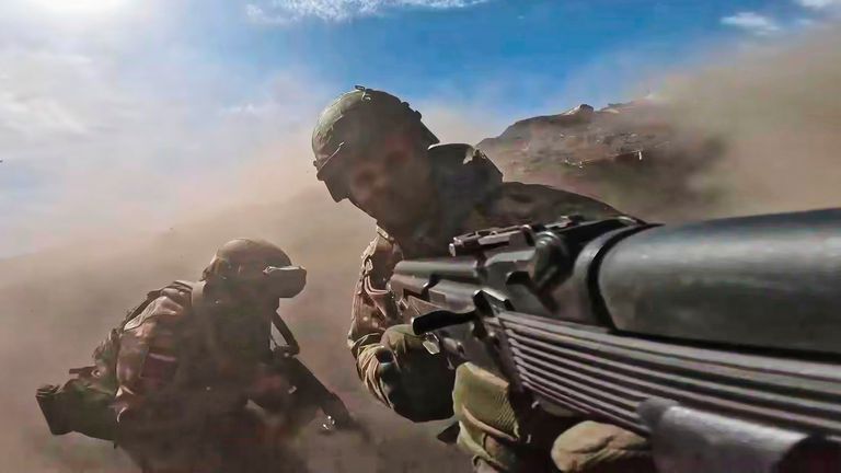 In questa foto, tratta da un video diffuso dall'ufficio stampa del Ministero della Difesa russo lunedì 12 maggio 2025, militari russi partecipano a un addestramento al combattimento per unità d'assalto in una località sconosciuta in Ucraina. (Servizio stampa del Ministero della Difesa russo tramite AP)