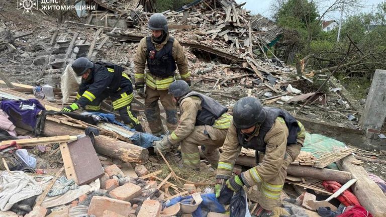 İtfaiyeciler, Ukrayna'nın Zhitomir bölgesinde bir Rus hava saldırısının ardından kurbanları ararlar. PIC: AP aracılığıyla Ukrayna acil servis servisi