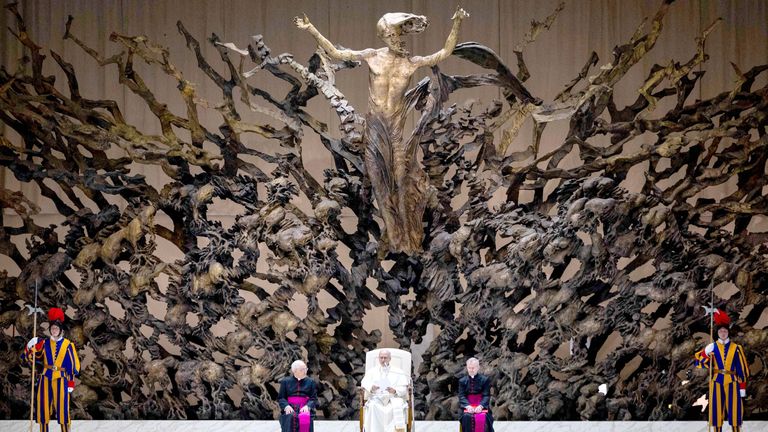 Papa Leo XIV, Vatikan'daki Paul VI Hall'da medya temsilcileri olan bir izleyici kitlesine sahip.  Pic: Reuters