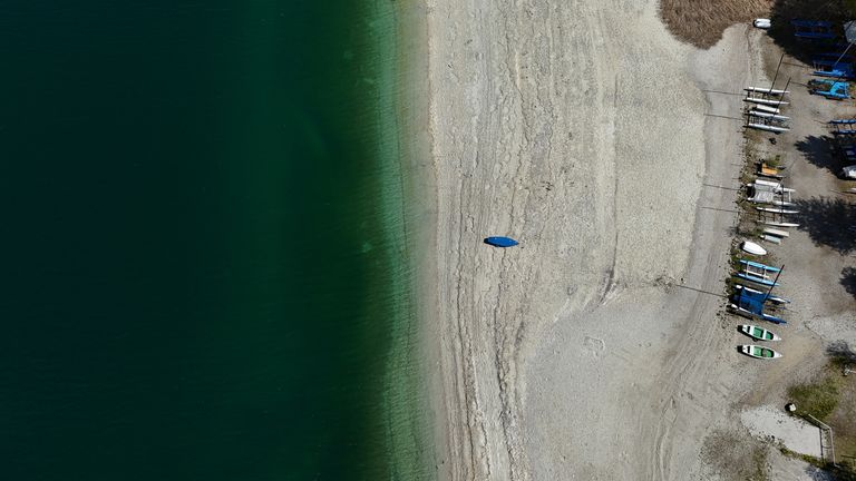 منظره هوایی بستر شن در ساحل دریاچه Walchensee را به دلیل سطح پایین آب در نزدیکی روستای والشنس ، آلمان ، 29 آوریل 2025 نشان می دهد. رویترز/لوئیزا خاموش