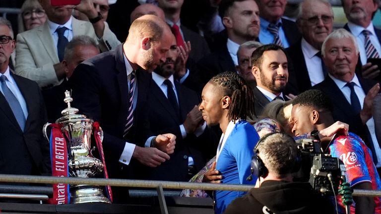 Galler Prensi, Londra'daki Wembley Stadyumu Emirates FA Kupası finalinden sonra Kazanan Madalyası ile Crystal Palace'ın Eberechi Eze'sini sunuyor. Resim Tarihi: 17 Mayıs 2025 Cumartesi. PA Fotoğrafı. Bkz. PA Story Futbol Finali. Fotoğraf kredisi okumalıdır: Adam Davy/PA Wire