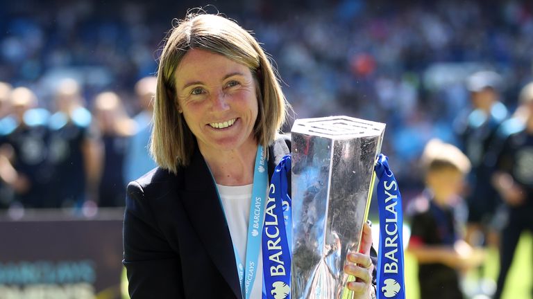 Chelsea yöneticisi Sonia Bompastor, Londra'daki Stamford Köprüsü'ndeki Barclays Kadın Süper Lig maçından sonra Barclays Kadın Süper Ligi Kupası ile. Resim Tarihi: 10 Mayıs 2025 Cumartesi.