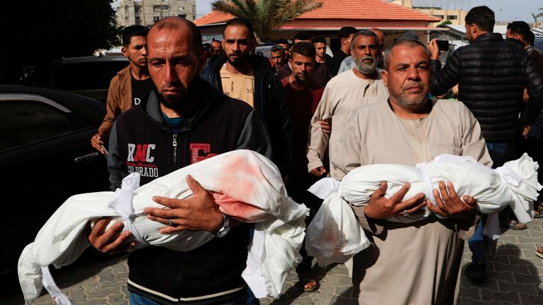 Filistinliler, İsrail grevlerinde öldürülen Moath ve Moataz Al-Beyouk'un cesetlerini, 15 Mayıs 2025, Güney Gazze Şeridi'ndeki Khan Younis'teki Nasser Hastanesi'nde taşıyor.