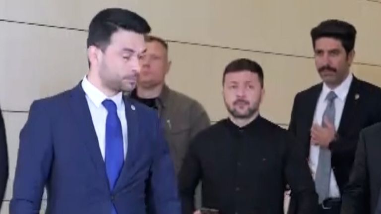 https://e3.365dm.com/25/05/768x432/skynews-zelenskyy-turkey-putin_6917060.jpg?20250515111958