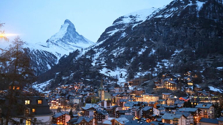 Zermatt, İngiliz ve Avrupa kayakçıları tarafından ziyaret ediliyor. Dosya Pic: AP