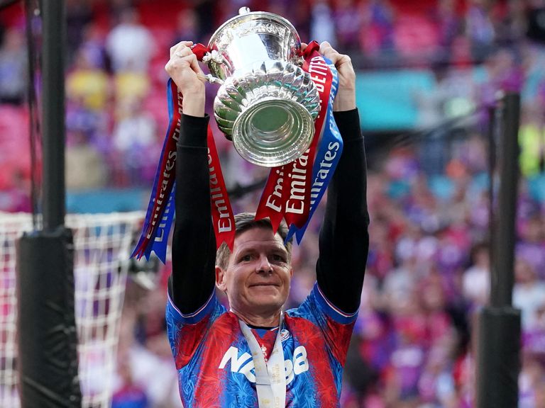 Crystal Palace yöneticisi Oliver Glasner, Londra'daki Wembley Stadyumu'ndaki Emirates FA Kupası finalinden sonra sahada FA Kupası kupasıyla kutluyor. Resim Tarihi: 17 Mayıs 2025 Cumartesi. PA Fotoğrafı. Fotoğraf kredisi okumalıdır: Adam Davy/PA Wire