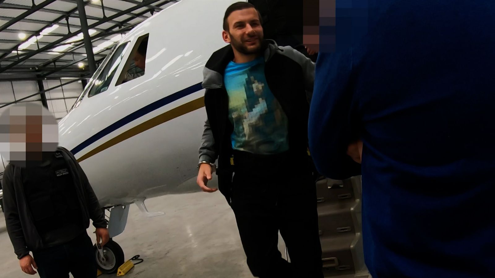 Moment UK police arrest drug kingpin for murder and criminal empire ...
