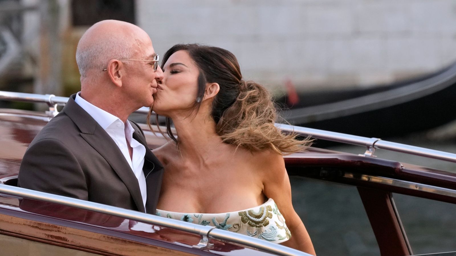 Lauren Sanchez shares picture with Jeff Bezos as they tie the knot in star-studded ceremony in Venice Lauren Sanchez shares picture with Jeff Bezos as they tie the knot in star-studded ceremony in Venice