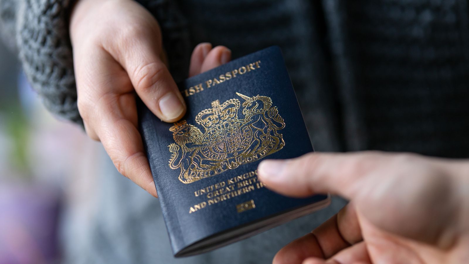 Govt urged to keep citizenship promise to Hong Kongers - after threat to double timeline