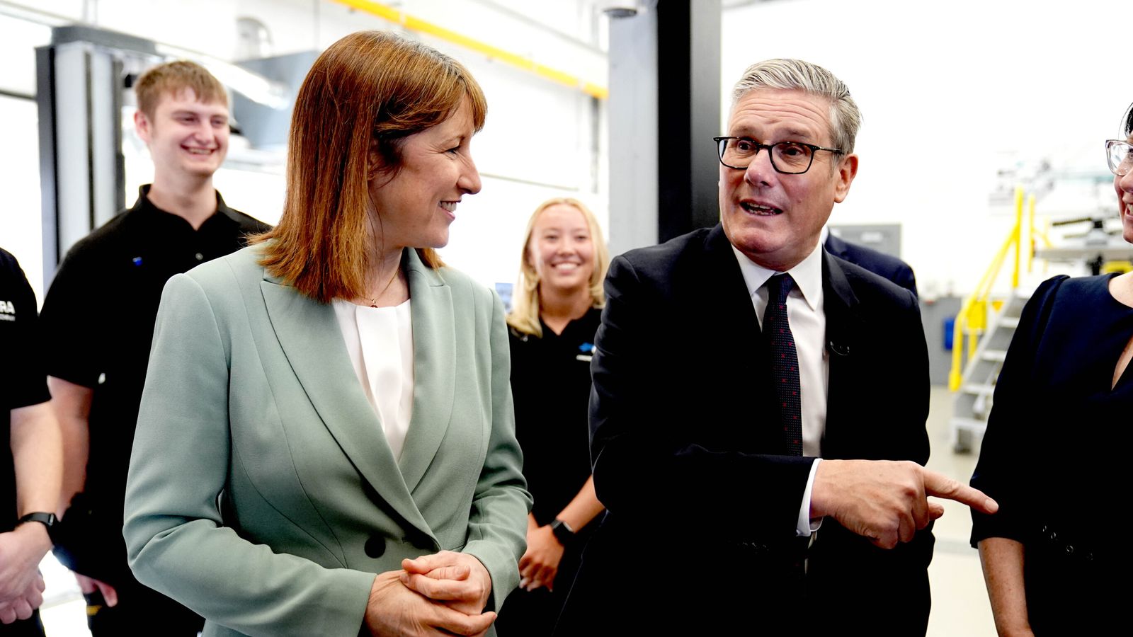 Какво е законопроектът за благосъстояние на сър Кийър Стармер и защо е изправен пред голям трудов бунт заради него? 