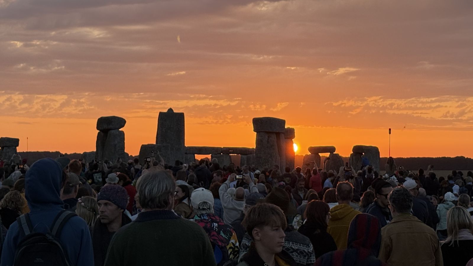 Thousands watch summer solstice sunrise at Stonehenge - on the hottest day of year
