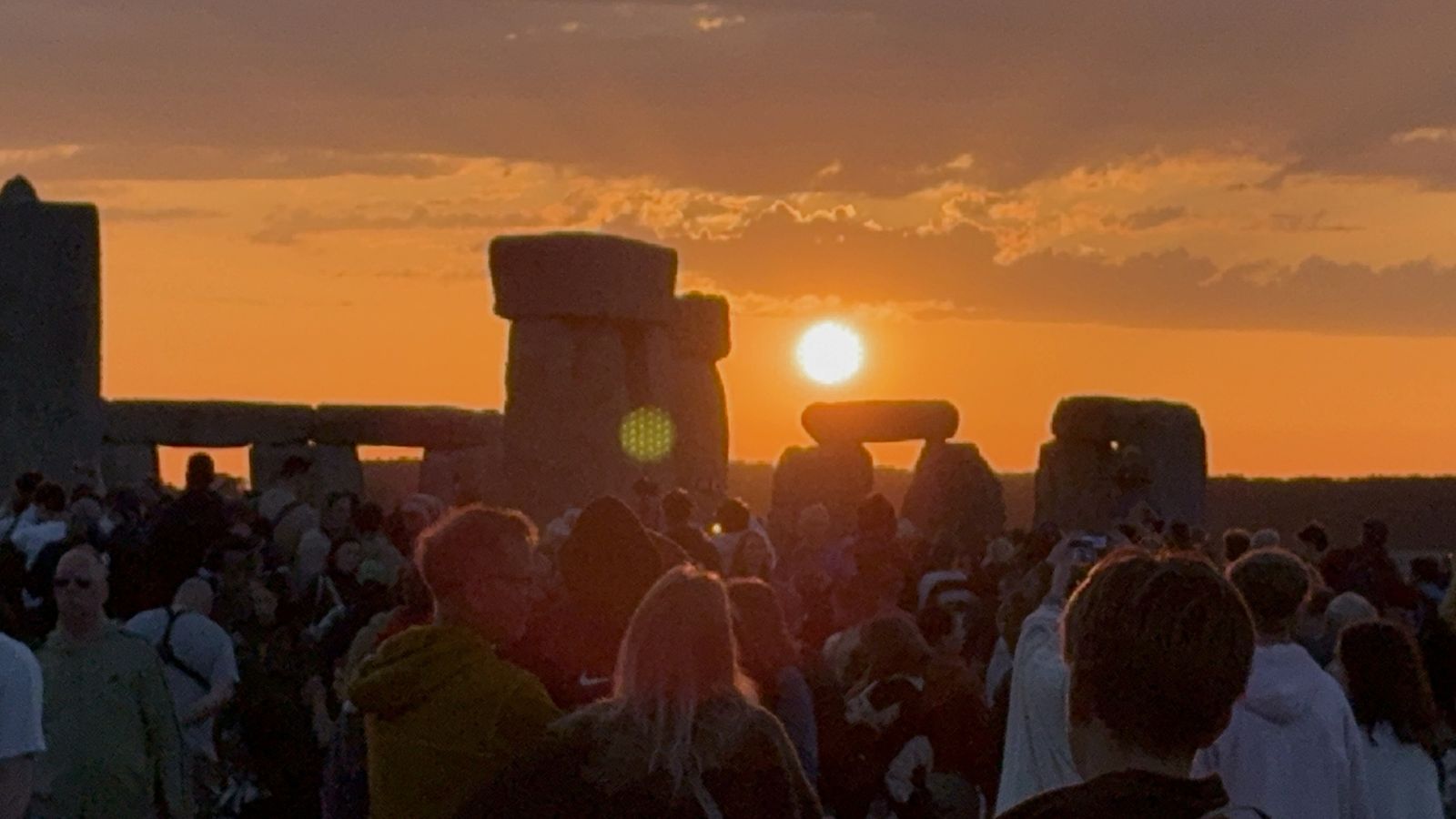 Thousands watch summer solstice sunrise at Stonehenge on what could become hottest day of year so far Thousands watch summer solstice sunrise at Stonehenge on what could become hottest day of year so far