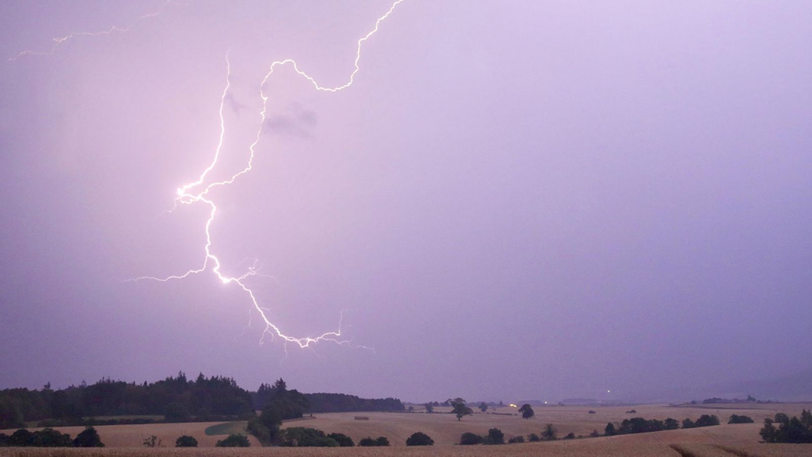 UK weather: Thunderstorms and 'intense rainfall' possible this week - and temperatures could break heatwave thresholds