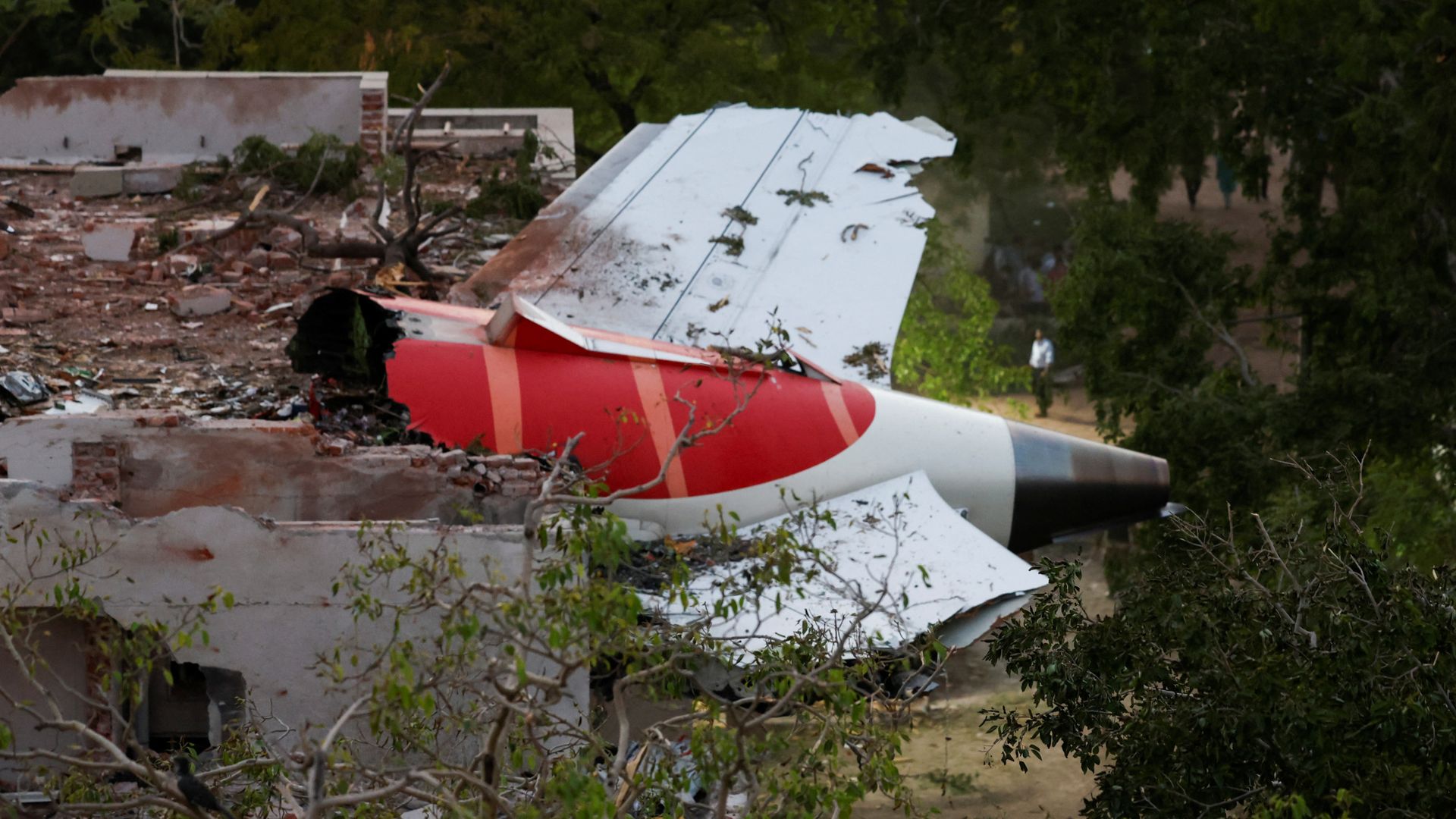 What happened to Air India Flight 171? - Aviation experts review crash video