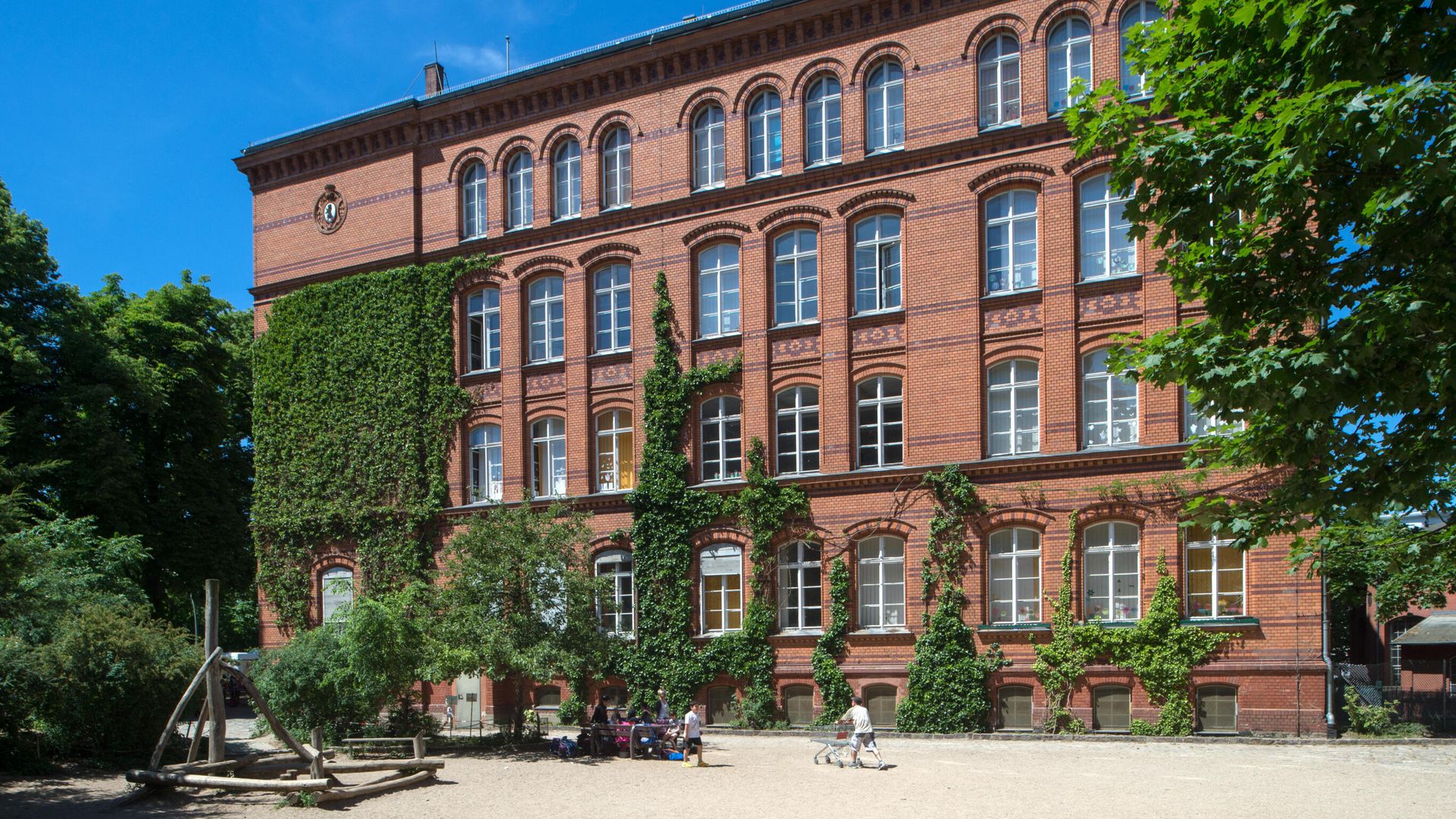 Berlin school evacuated after 'irritant gas' reported