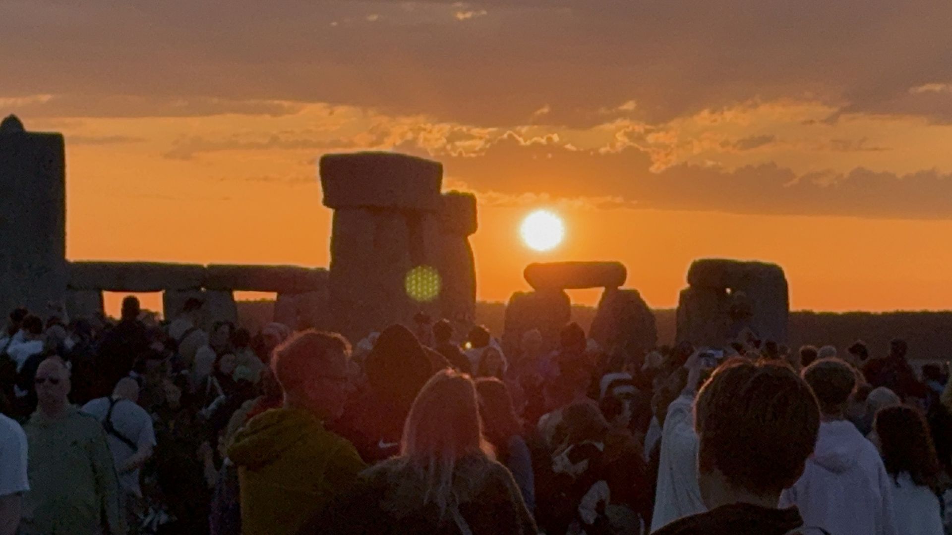 Thousands watch summer solstice sunrise at Stonehenge - on what could become hottest day of year so far