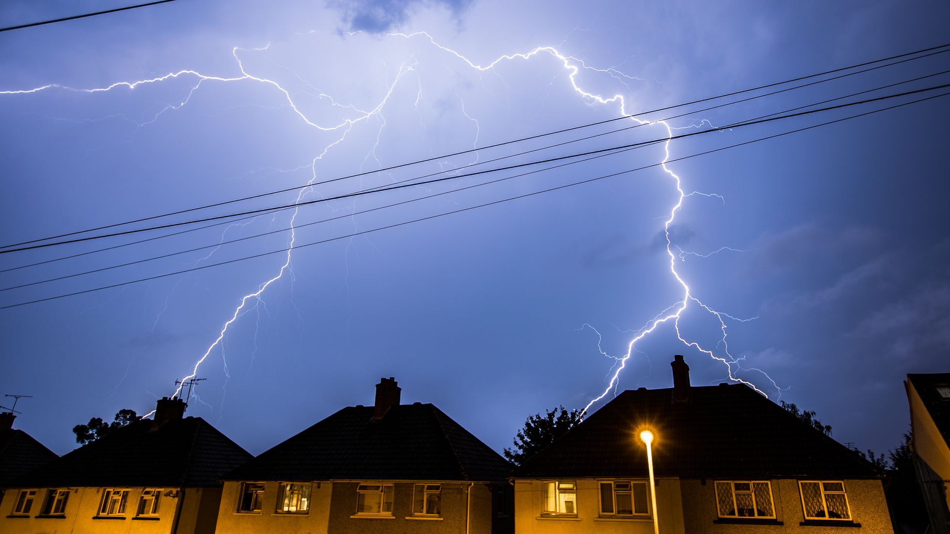 Up to 40mm of rain could fall in two hours amid thunderstorm warning in UK