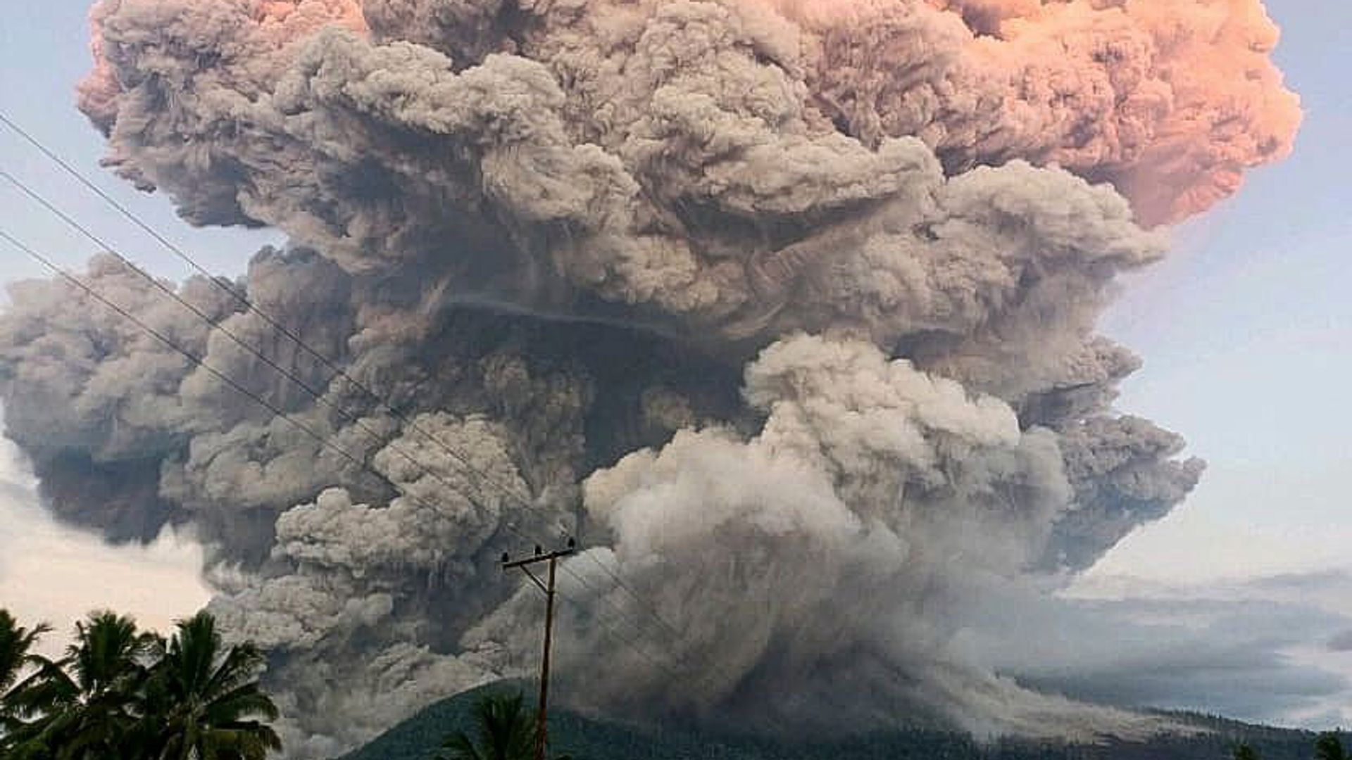 Volcano eruption unleashes massive cloud of hot ash visible for 90 miles
