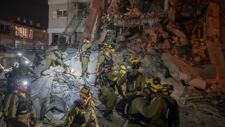 15 June 2025, Israel, Bat Yam: Israeli search and rescue IDF soldiers search for people under rubble following an Iranian missile strike on Bat Yam. Photo by: Ilia Yefimovich/picture-alliance/dpa/AP Images