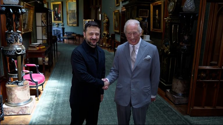 Ukrainian President Volodymyr Zelenskyy arrived astatine  Windsor Castle to person  luncheon  a gathering  with King Charles.