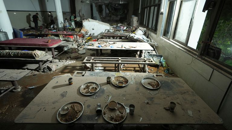 Vista interna da cantina onde a cauda do avião caiu depois de dirigir uma foto: AP 
