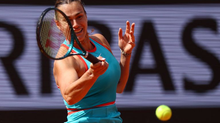 Aryna Sabalenka w akcji podczas finałowego meczu z Chinami z Chin Qinwen Zheng. Zdjęcie: Reuters