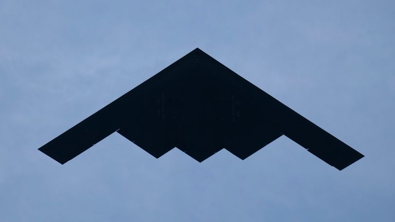 B-2 furtivo voando sobre Washington DC durante a 4ª festa. Estação de arquivo: AP