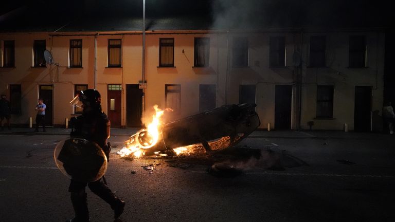 Polis, Ballymena'daki ikinci bir şiddet gecesine cevap veriyor, çünkü insanlar Co Antrim kasabasındaki cinsel saldırı iddiasıyla ilgili bir protestoya katılıyor. Polis, Ballymena'da ikinci bir gece için ciddi bir bozuklukla uğraşan protestocuları dağıtmak için su topu kullandı, çünkü memurlara havai fişek ve duvar atıldı. Resim Tarihi: 11 Haziran Çarşamba 2025.